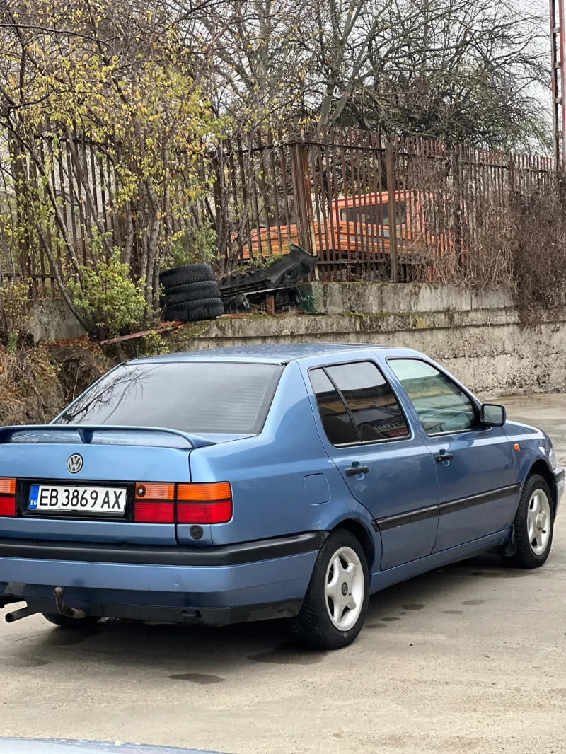 VW Vento 1.6, снимка 3 - Автомобили и джипове - 47978810