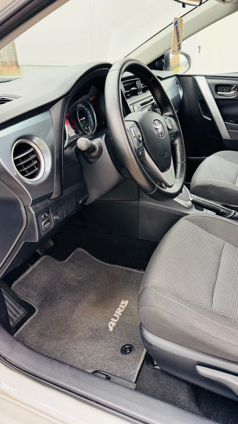Toyota Auris 1.8 Hybrid, снимка 12 - Автомобили и джипове - 52799330