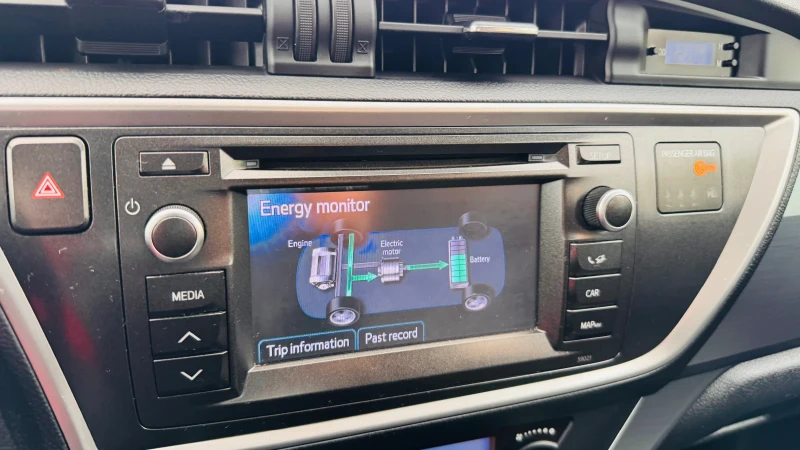 Toyota Auris 1.8 Hybrid, снимка 16 - Автомобили и джипове - 52799330