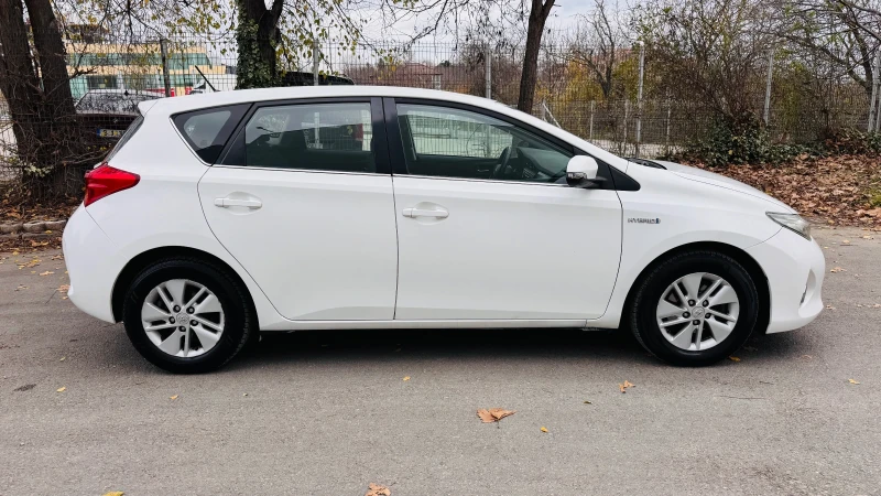 Toyota Auris 1.8 Hybrid, снимка 4 - Автомобили и джипове - 52799330