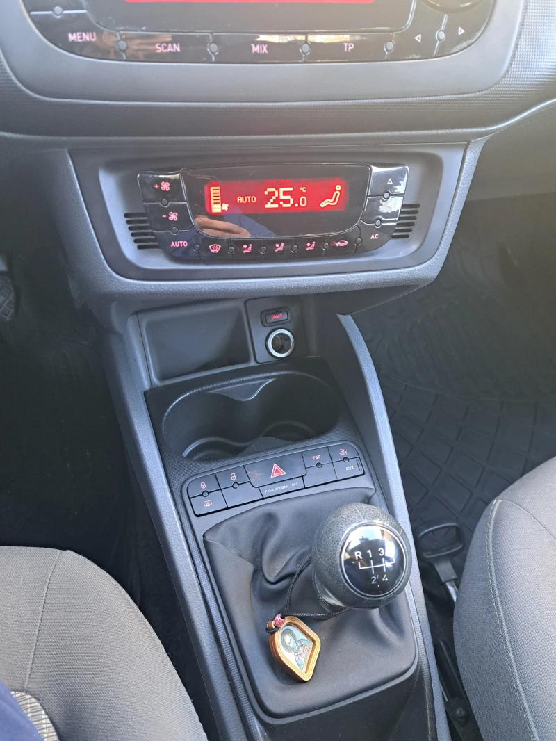 Seat Ibiza TSI, снимка 6 - Автомобили и джипове - 53052619