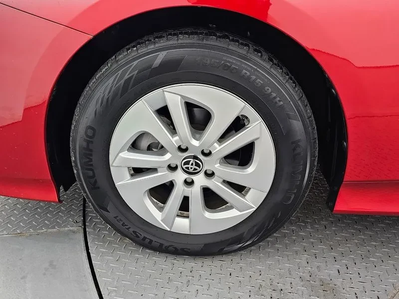 Toyota Prius 4Th Generation 1.8 E, снимка 5 - Автомобили и джипове - 56355000