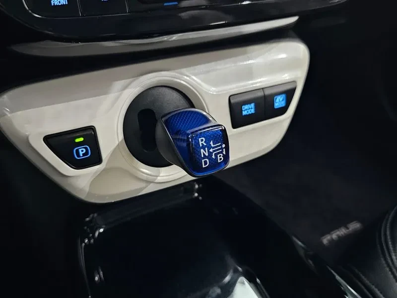 Toyota Prius 4Th Generation 1.8 E, снимка 9 - Автомобили и джипове - 56355000