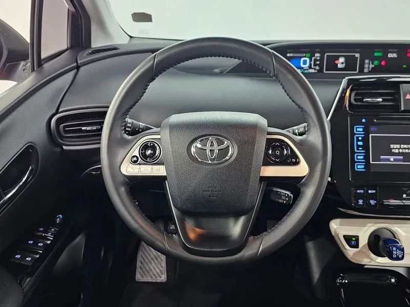 Toyota Prius 4Th Generation 1.8 E, снимка 12 - Автомобили и джипове - 56355000