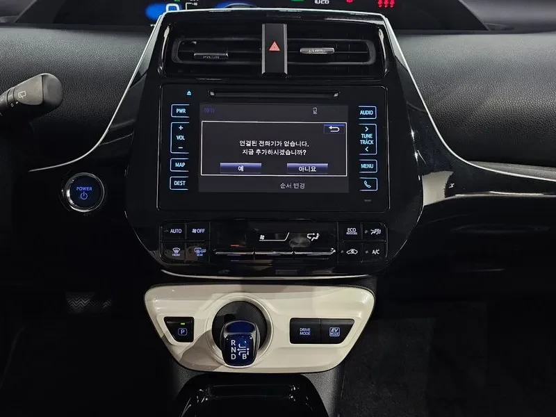 Toyota Prius 4Th Generation 1.8 E, снимка 13 - Автомобили и джипове - 56355000