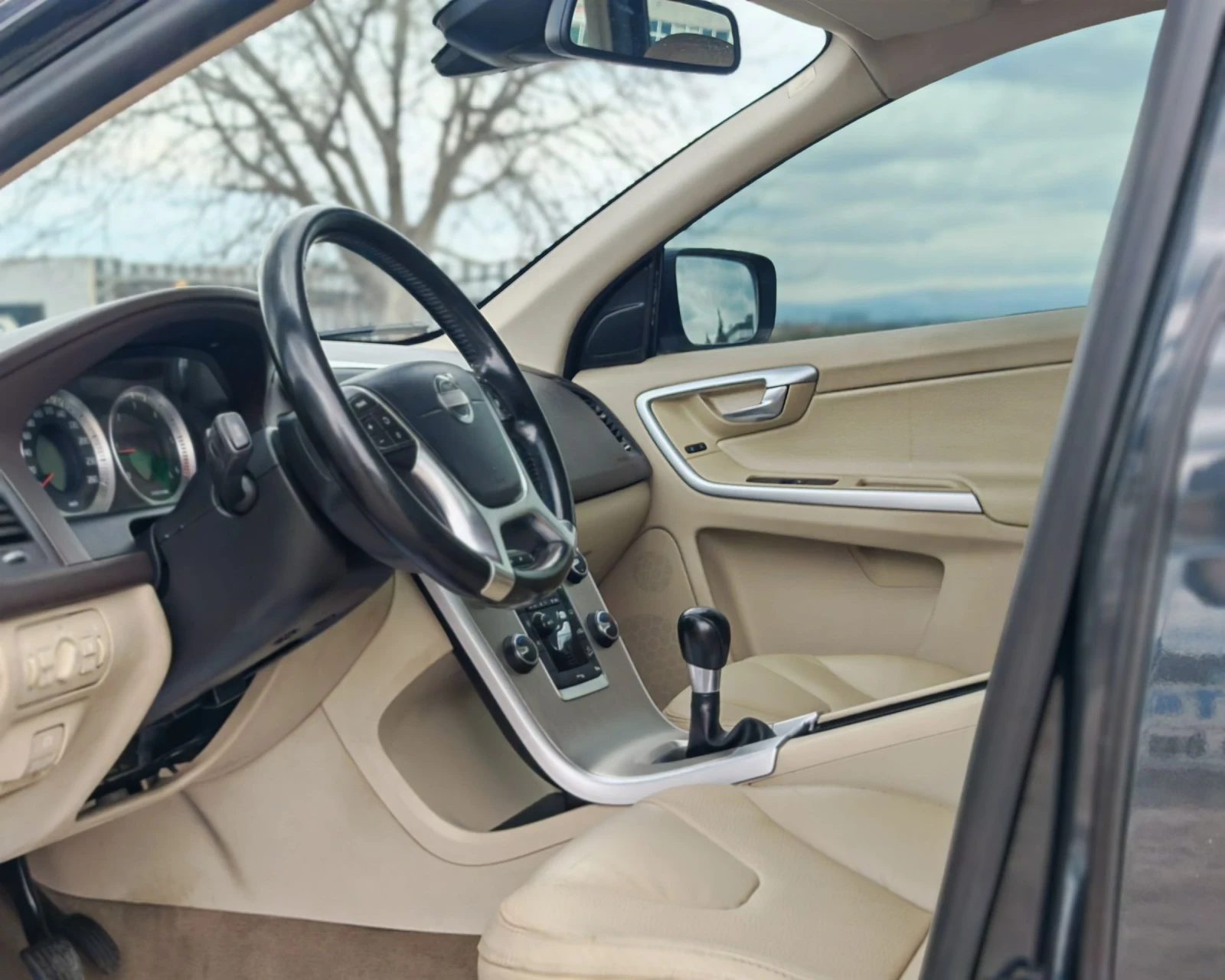 Volvo XC60 2.4  ДИЗЕЛ 163 К.С. 4Х4! КОЖА! УНИКАЛНО СЪСТОЯНИЕ!, снимка 8 - Автомобили и джипове - 53917141