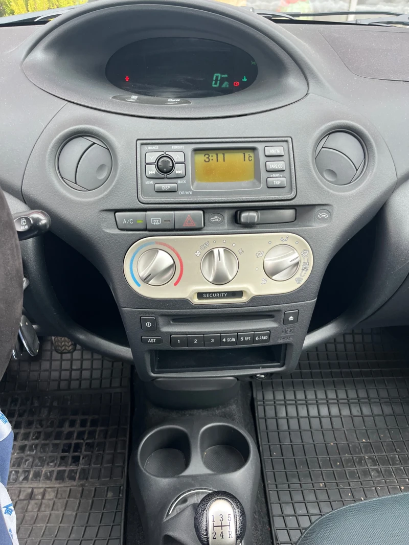Toyota Yaris 1.3 бензин+ газ, снимка 7 - Автомобили и джипове - 53400920