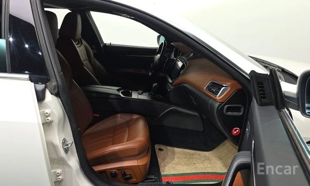 Maserati Ghibli, снимка 11 - Автомобили и джипове - 54734890