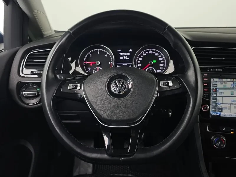 VW Golf 7Th Generation 1.6 Tdi, снимка 13 - Автомобили и джипове - 55748691