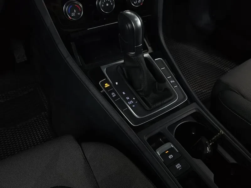 VW Golf 7Th Generation 1.6 Tdi, снимка 9 - Автомобили и джипове - 55748691