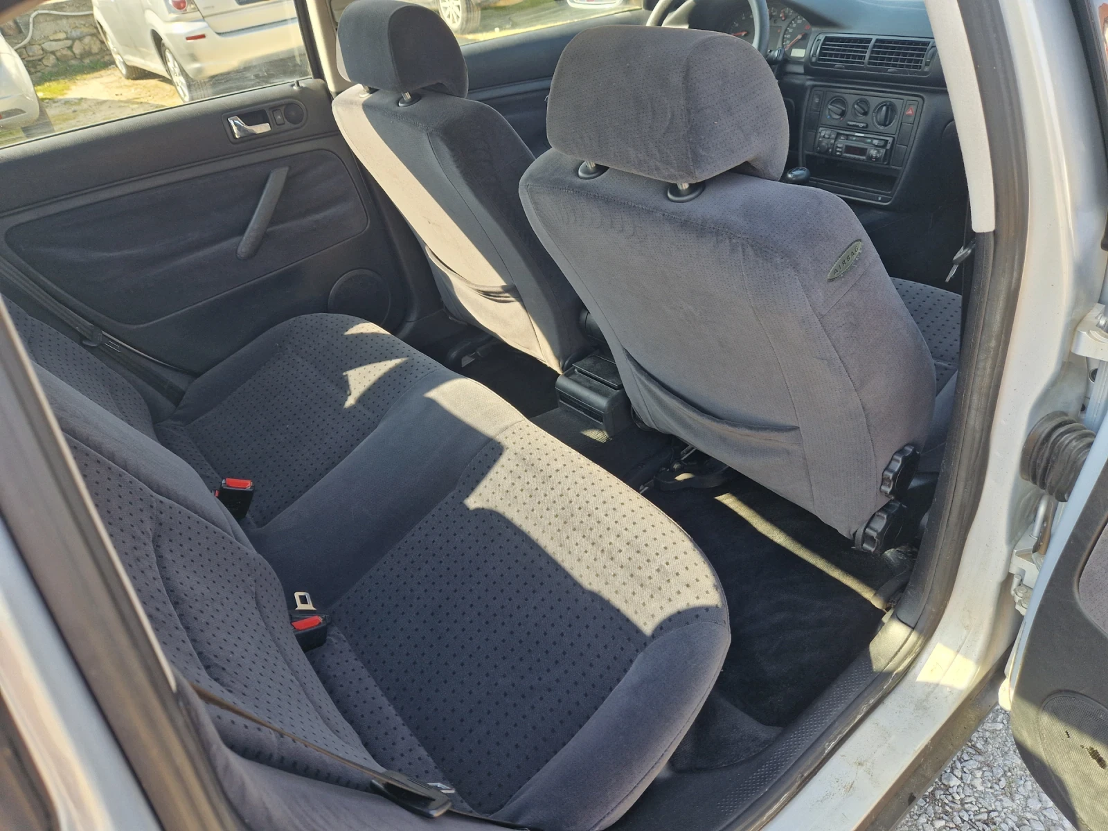 VW Passat 1.8i, 125кс, Климатик, Италия-БЕЗ РЪЖДИ. , снимка 11 - Автомобили и джипове - 53664693