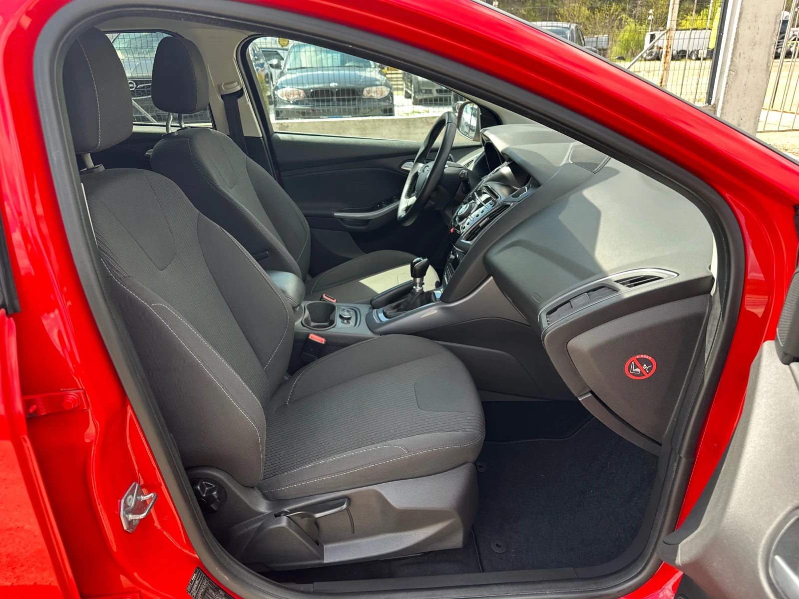 Ford Focus ST-Line 1.6TDCi 116ps Keyless NAVI, снимка 12 - Автомобили и джипове - 54082889