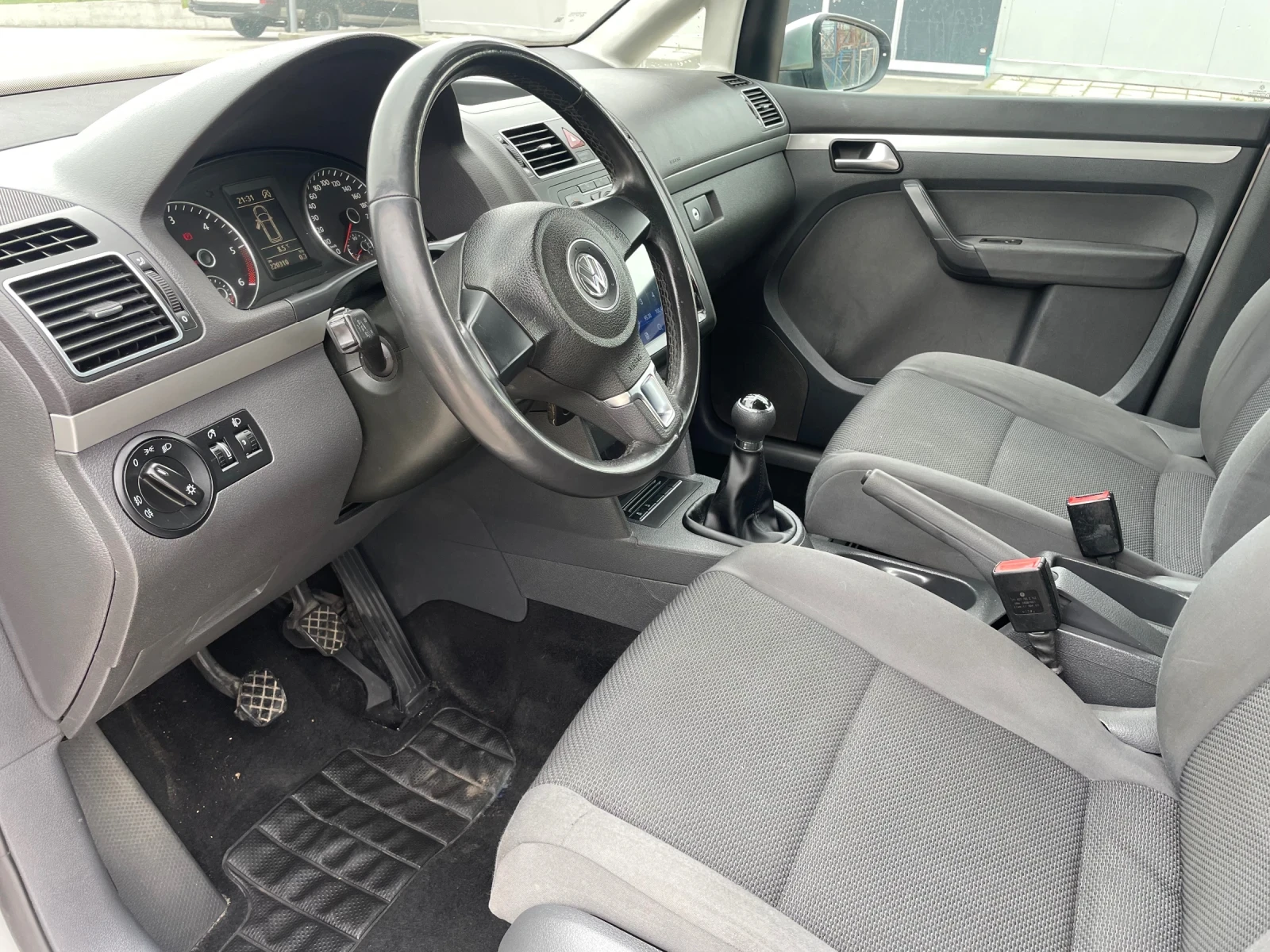 VW Touran, снимка 9 - Автомобили и джипове - 54411456