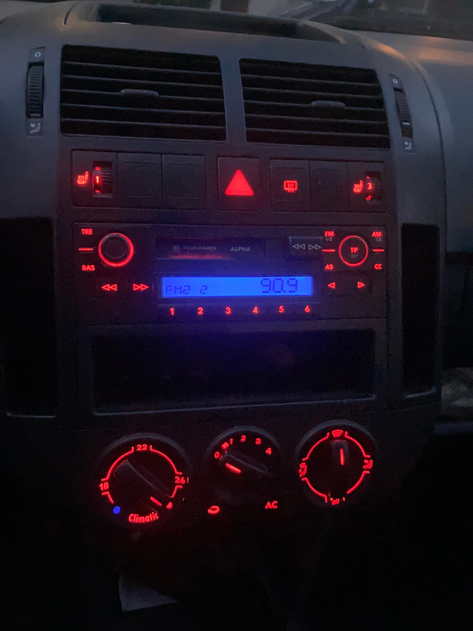 VW Polo Седан, снимка 8 - Автомобили и джипове - 54858141