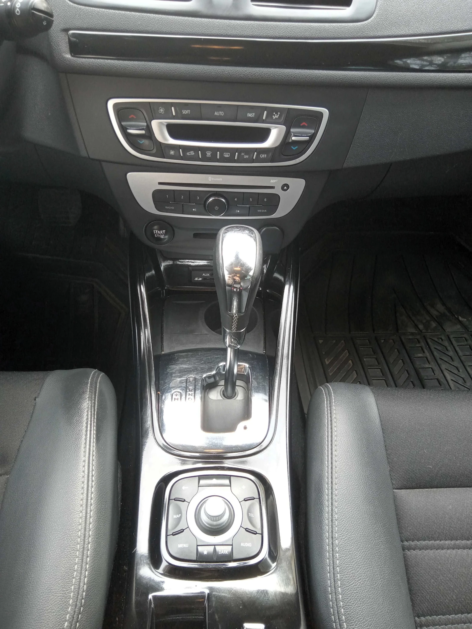 Renault Megane Автоматик, 132 к.с., 16V, Facelift, Bose Edition, снимка 11 - Автомобили и джипове - 55147752