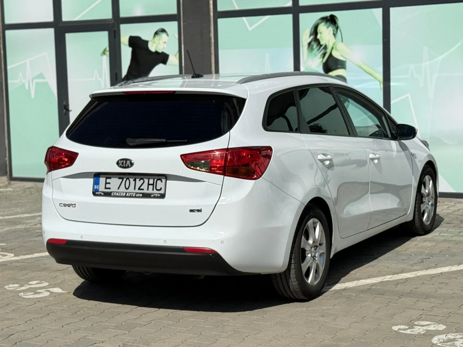 Kia Ceed 1.6crdi, снимка 3 - Автомобили и джипове - 56266770