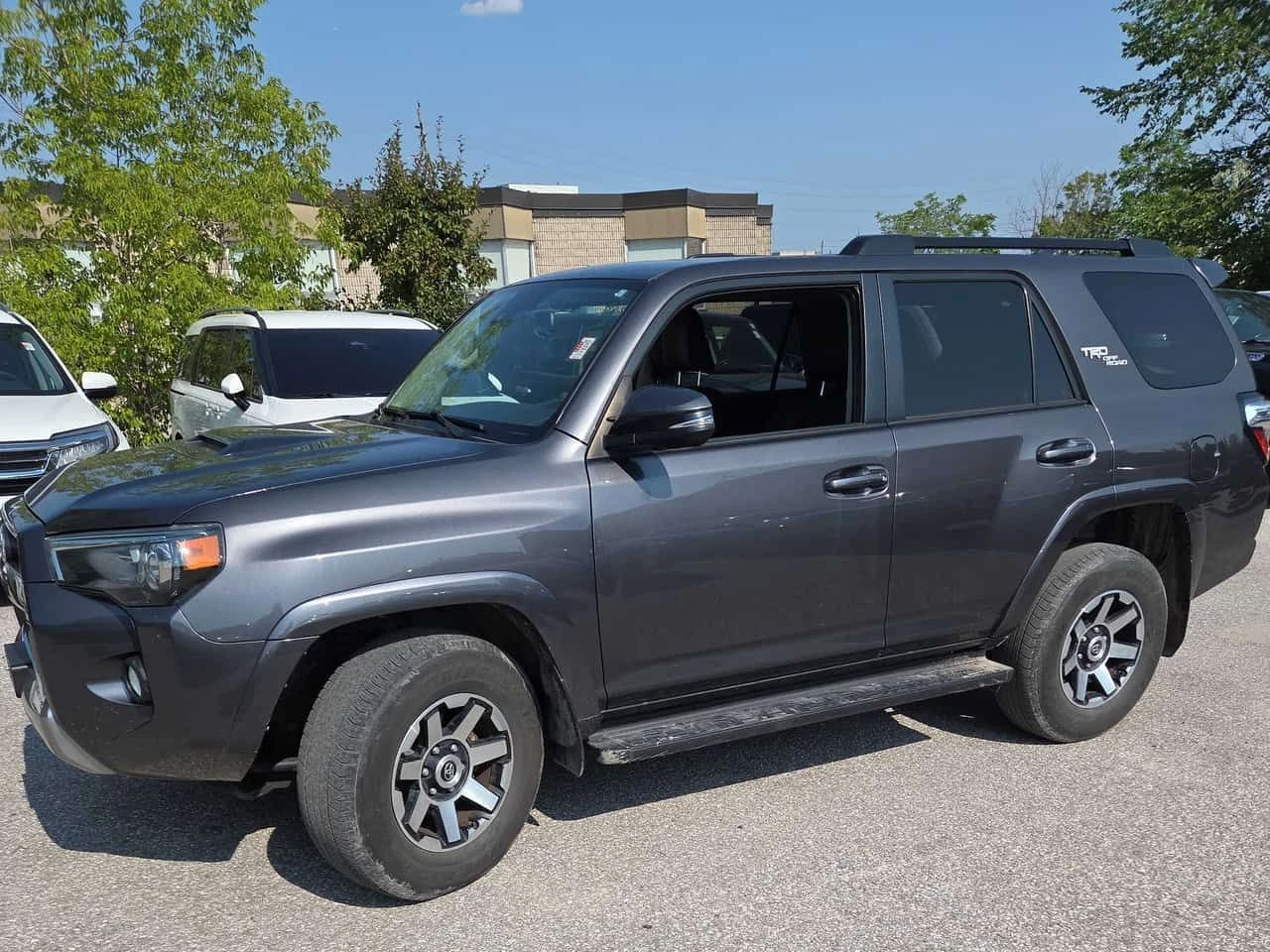 Toyota 4runner SR5 4WD | CARFAX | АВТОКРЕДИТ БЕЗ ПЪРВОНАЧАЛНА , снимка 3 - Автомобили и джипове - 55505444