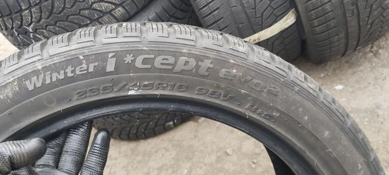 Гуми Зимни 235/45R18, снимка 6 - Гуми и джанти - 31053020