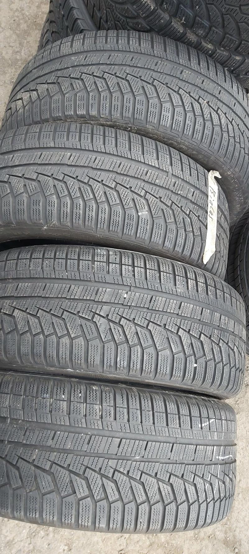 Гуми Зимни 235/45R18, снимка 1 - Гуми и джанти - 31053020