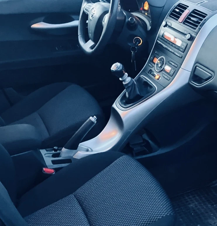 Toyota Auris 1.33VVT-I, снимка 4 - Автомобили и джипове - 53643922