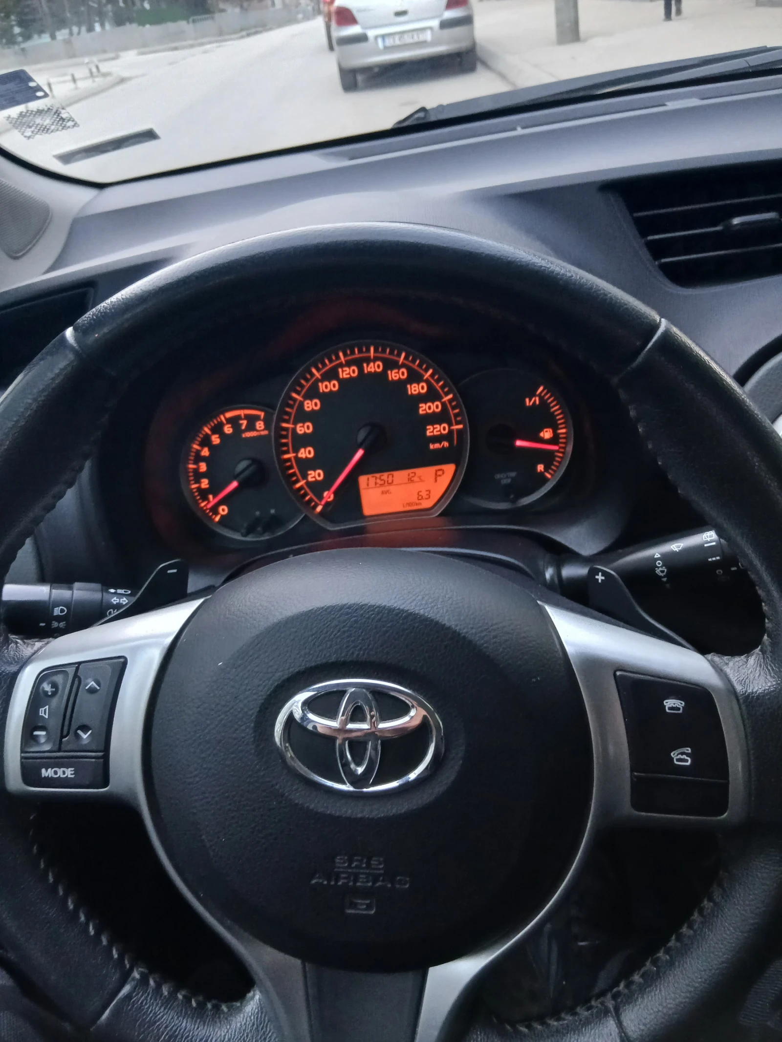 Toyota Yaris, снимка 10 - Автомобили и джипове - 53747941