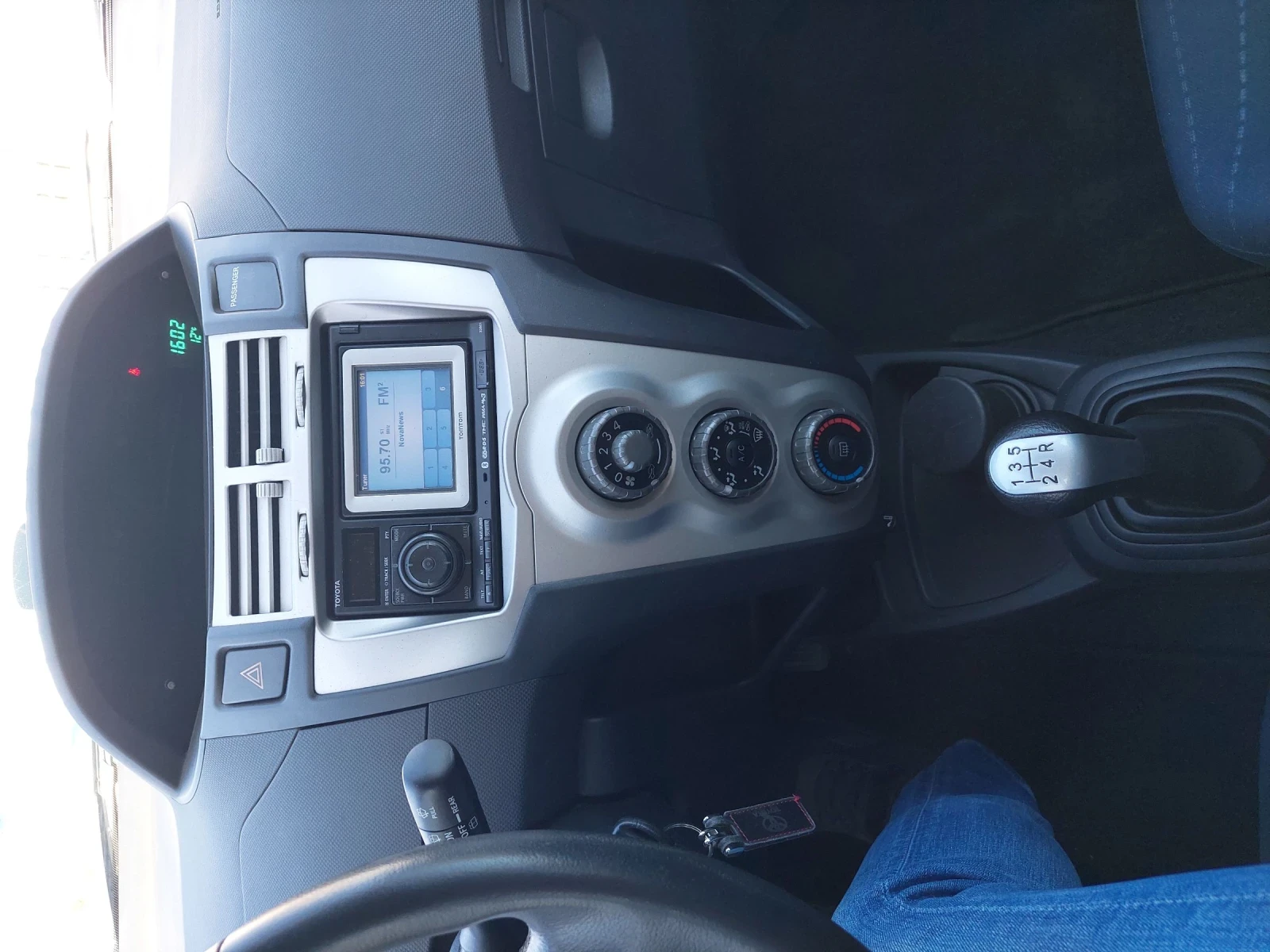 Toyota Yaris 1.3, снимка 6 - Автомобили и джипове - 54145025