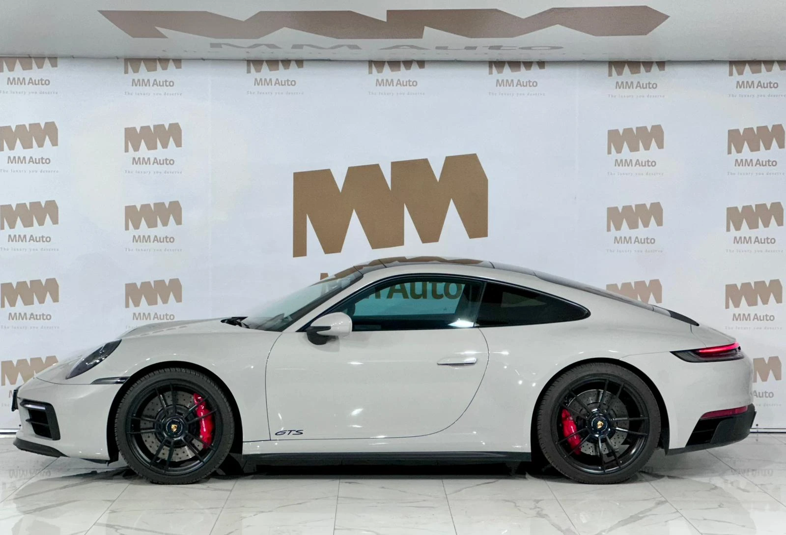 Porsche 911 Carrera 4 GTS* Carbon* Lift* SportChrono* BOSE, снимка 2 - Автомобили и джипове - 54227965