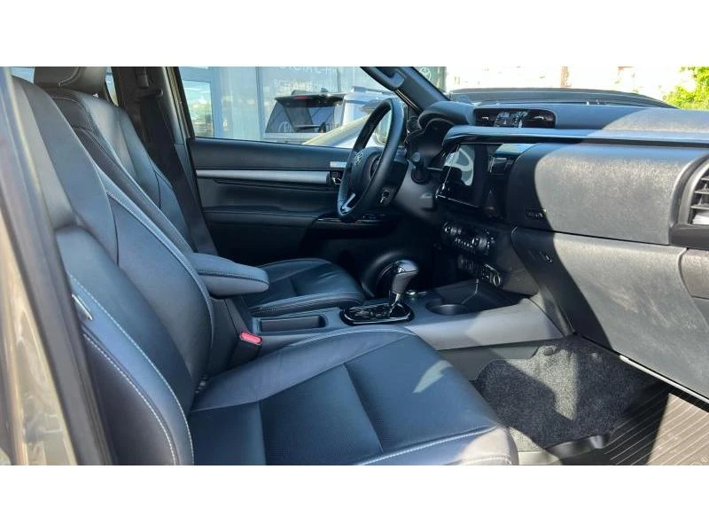 Toyota Hilux 2.8D Invincible, снимка 10 - Автомобили и джипове - 54352888