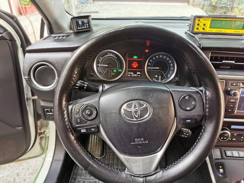 Toyota Auris, снимка 11 - Автомобили и джипове - 47334405