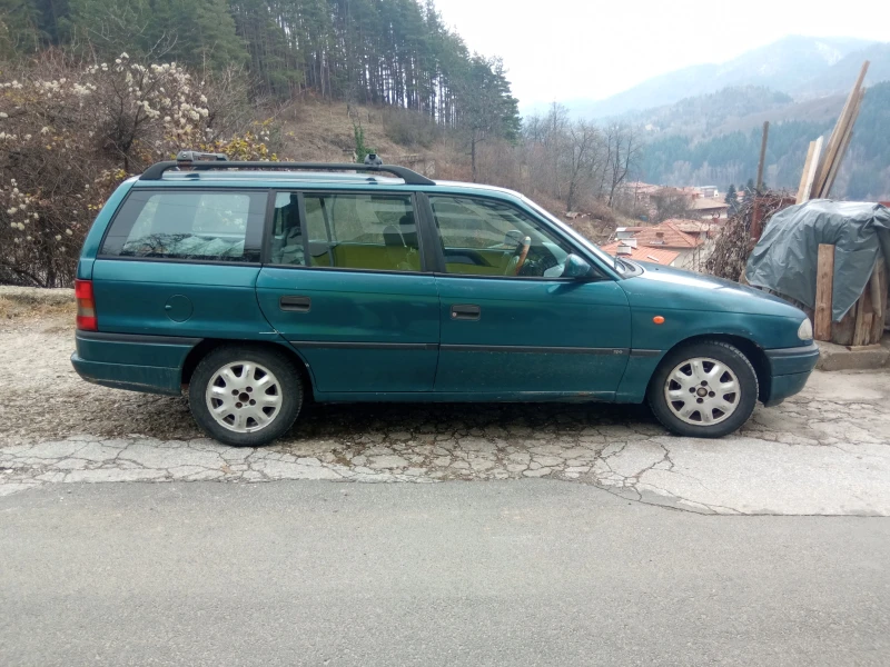 Opel Astra 1, 6, снимка 2 - Автомобили и джипове - 48238093