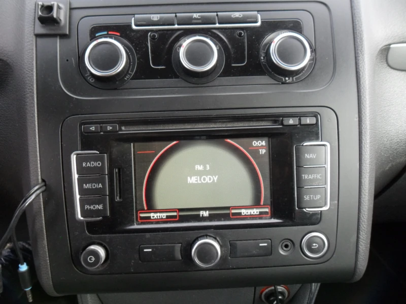 VW Touran 1.4 й 105 к.с 6 ск., снимка 11 - Автомобили и джипове - 52175242