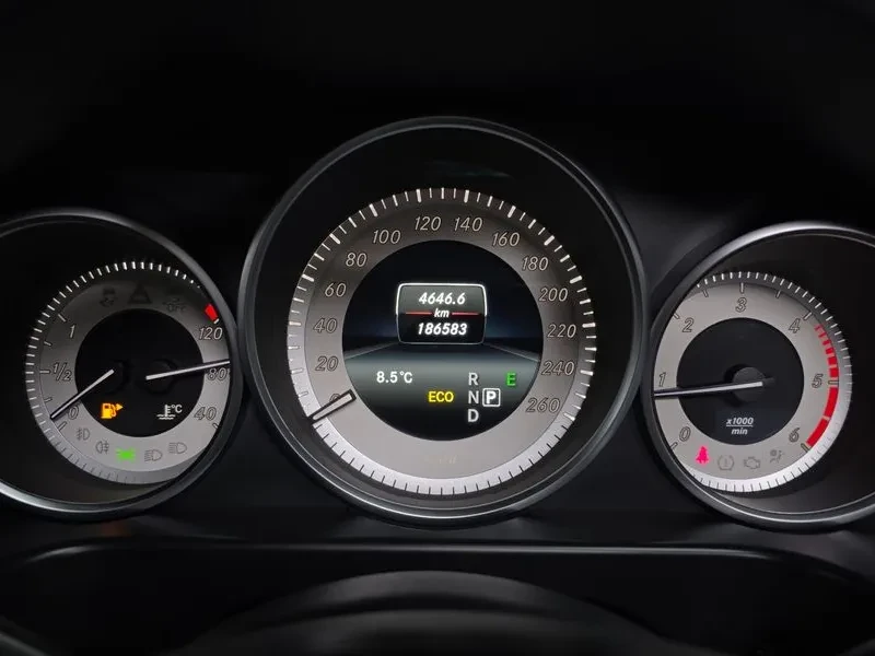 Mercedes-Benz E 220 Bluetech Avantgarde, снимка 8 - Автомобили и джипове - 53872179