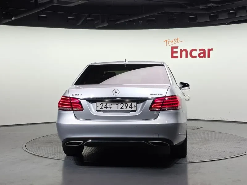 Mercedes-Benz E 220 Bluetech Avantgarde, снимка 4 - Автомобили и джипове - 53872179