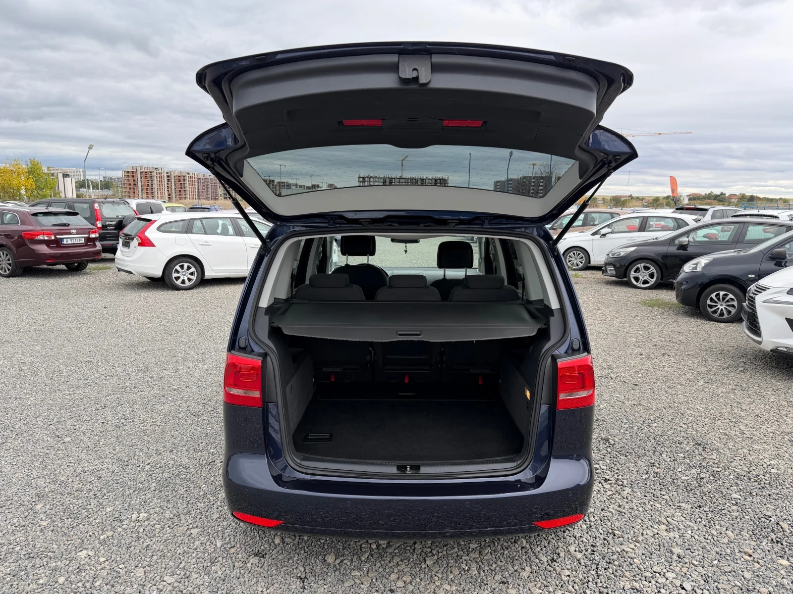 VW Touran 1.6 TDI Автоматик - изображение 6