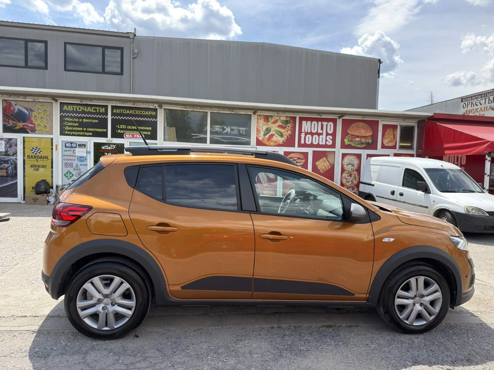 Dacia Sandero 1.0T 10200км!!!, снимка 6 - Автомобили и джипове - 55222538