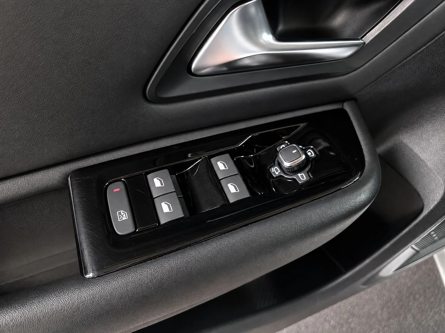 Citroen C5X PLUG IN/KEYLES/ПАНОРАМА/ПОДГРЕВ/HEAD UP/360KAMERA/, снимка 16 - Автомобили и джипове - 55803225