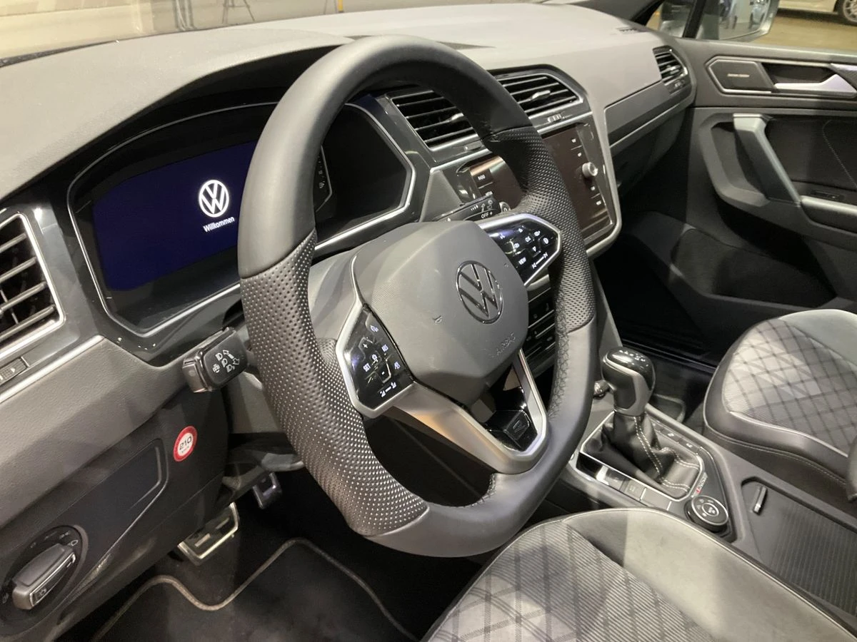 VW Tiguan R-Line* 4motionDSG* Matrix* 360* Harman, снимка 16 - Автомобили и джипове - 54481614
