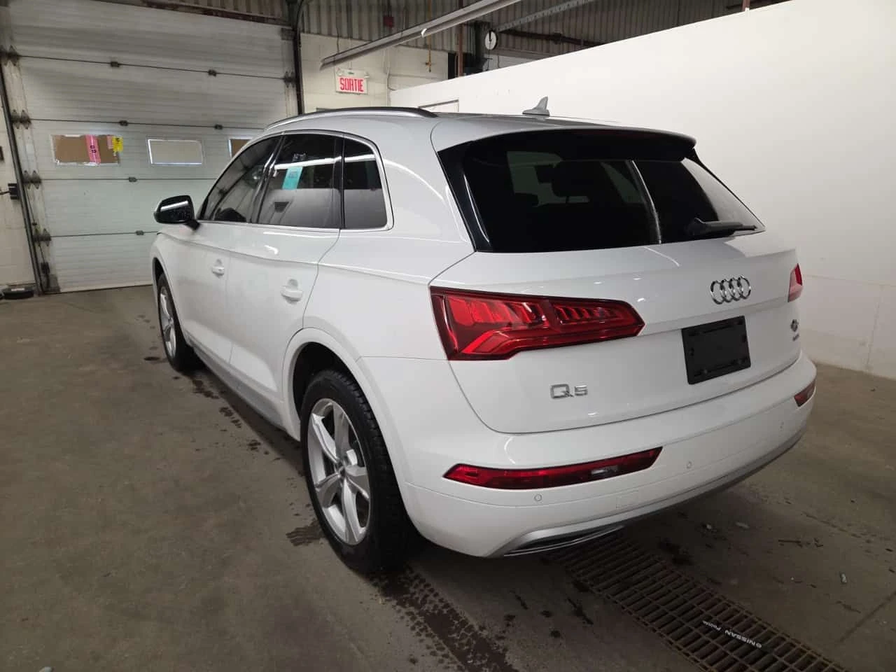 Audi Q5 * PROGRESSIV * CARFAX * 2 КЛЮЧА * ПАНОРАМА * , снимка 4 - Автомобили и джипове - 54528845