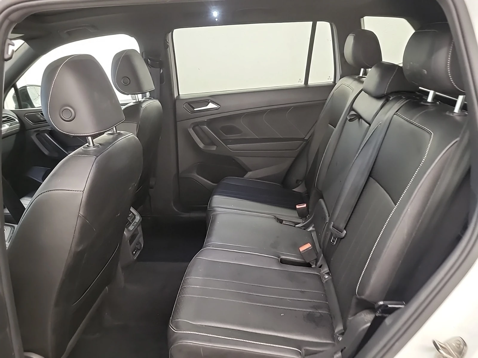 VW Tiguan R-LINE BLACK EDITION| PANO| ПОДГРЕВИ| КАМЕРА| , снимка 11 - Автомобили и джипове - 55986806