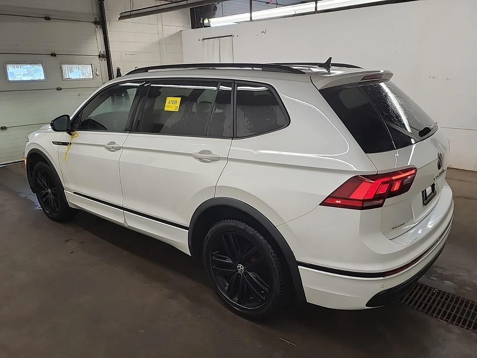VW Tiguan R-LINE BLACK EDITION| PANO| ПОДГРЕВИ| КАМЕРА| , снимка 4 - Автомобили и джипове - 55986806