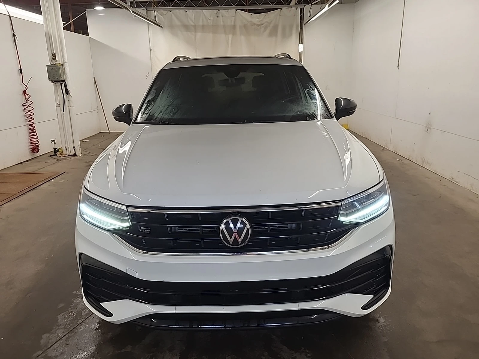 VW Tiguan R-LINE BLACK EDITION| PANO| ПОДГРЕВИ| КАМЕРА| , снимка 17 - Автомобили и джипове - 55986806