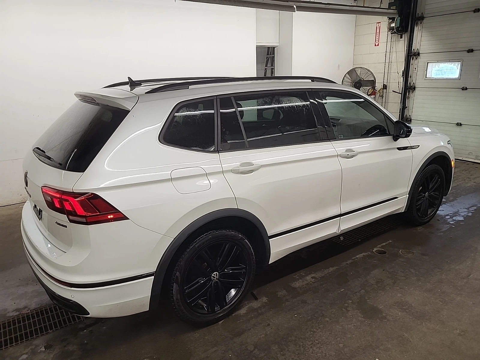 VW Tiguan R-LINE BLACK EDITION| PANO| ПОДГРЕВИ| КАМЕРА| , снимка 3 - Автомобили и джипове - 55986806
