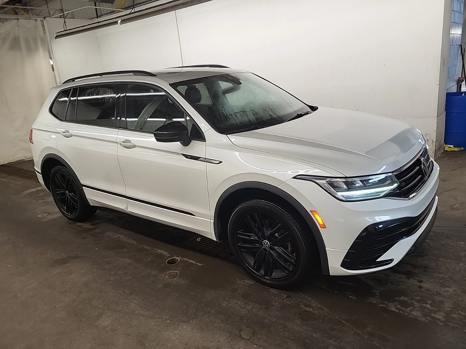 VW Tiguan R-LINE BLACK EDITION| PANO| ПОДГРЕВИ| КАМЕРА| , снимка 2 - Автомобили и джипове - 55986806