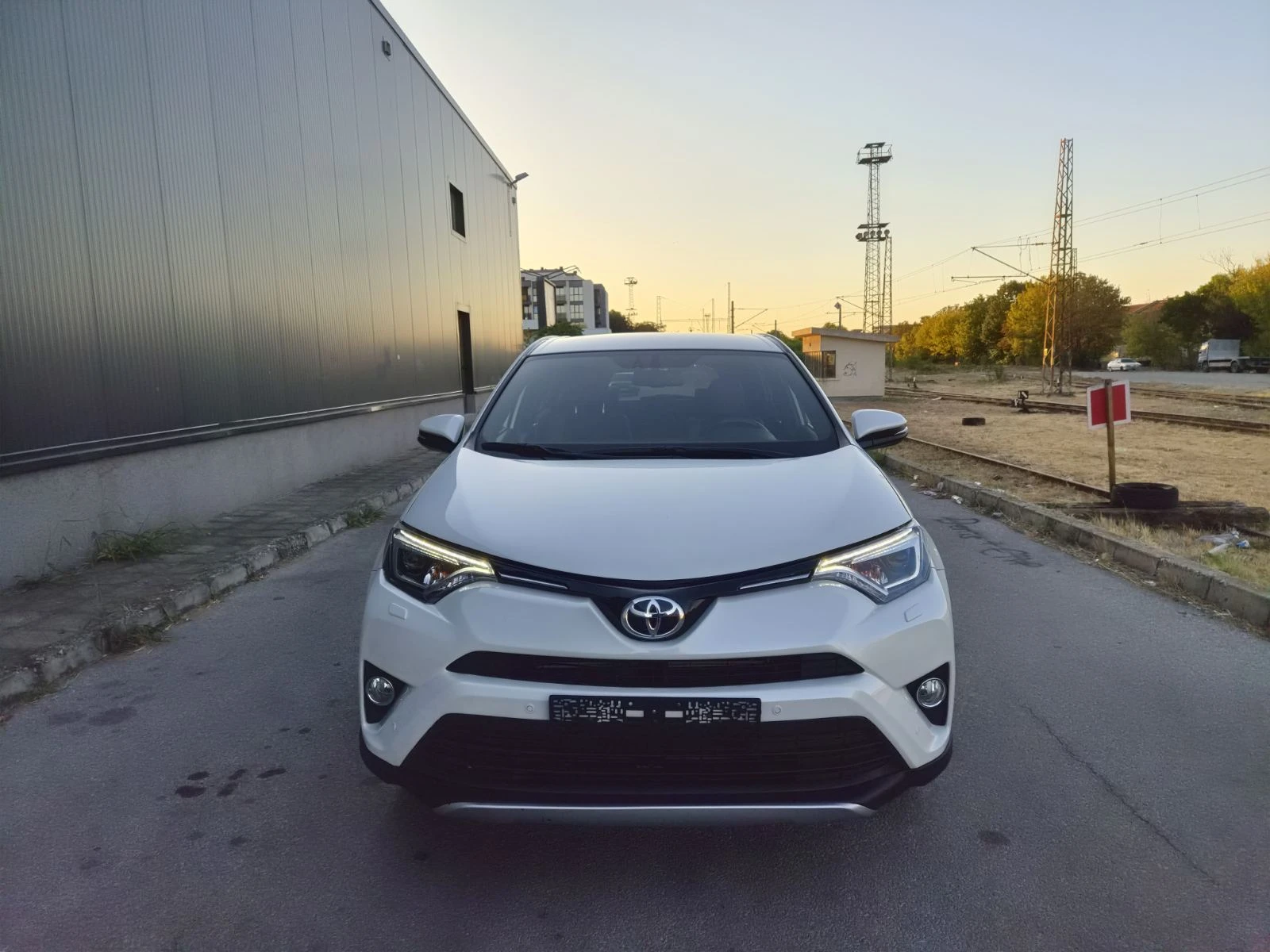 Toyota Rav4  2.5HYBRID 4X4 Швейцария, снимка 2 - Автомобили и джипове - 56008232