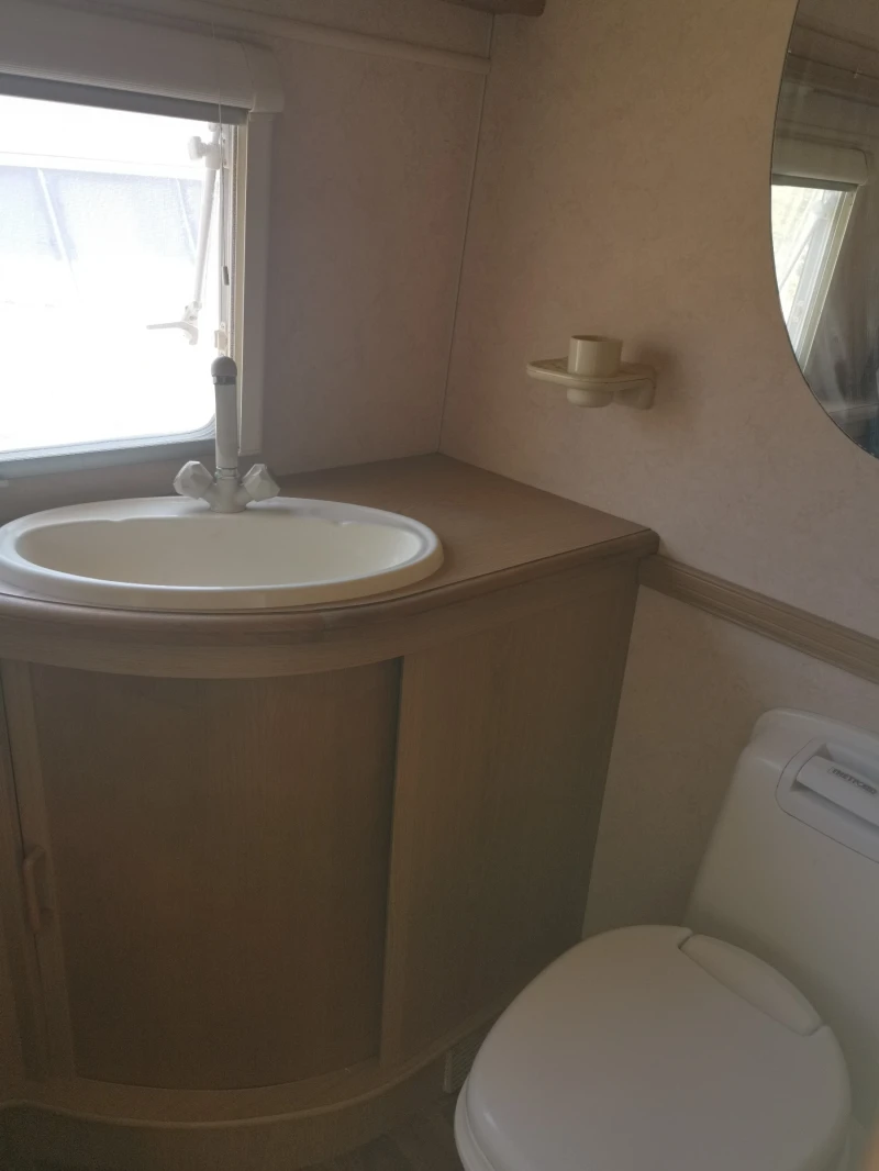 Каравана Swift Conqueror 560, снимка 4 - Каравани и кемпери - 52623947