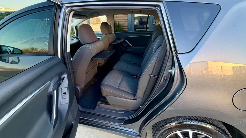 Toyota Verso 1.8 VALVEMATIC* NAVI* CAMERA* LED* XENON, снимка 13 - Автомобили и джипове - 53168197