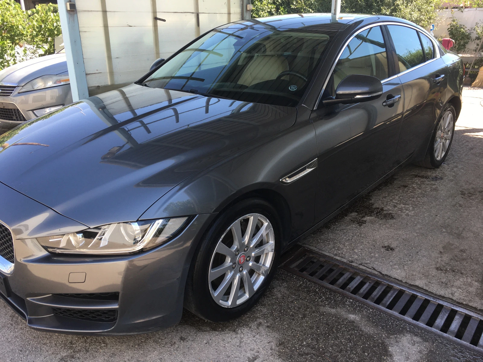 Jaguar XE Нов внос. Камера, кожа, бизнес, нави - изображение 2