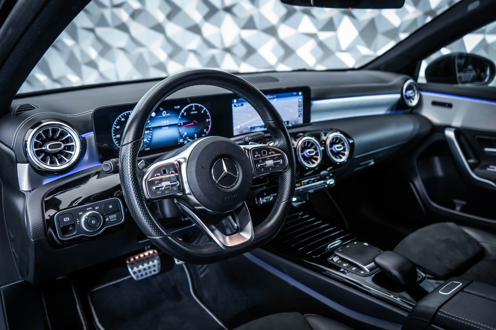 Mercedes-Benz A 200 d AMG* Night* Edition, снимка 8 - Автомобили и джипове - 54342463