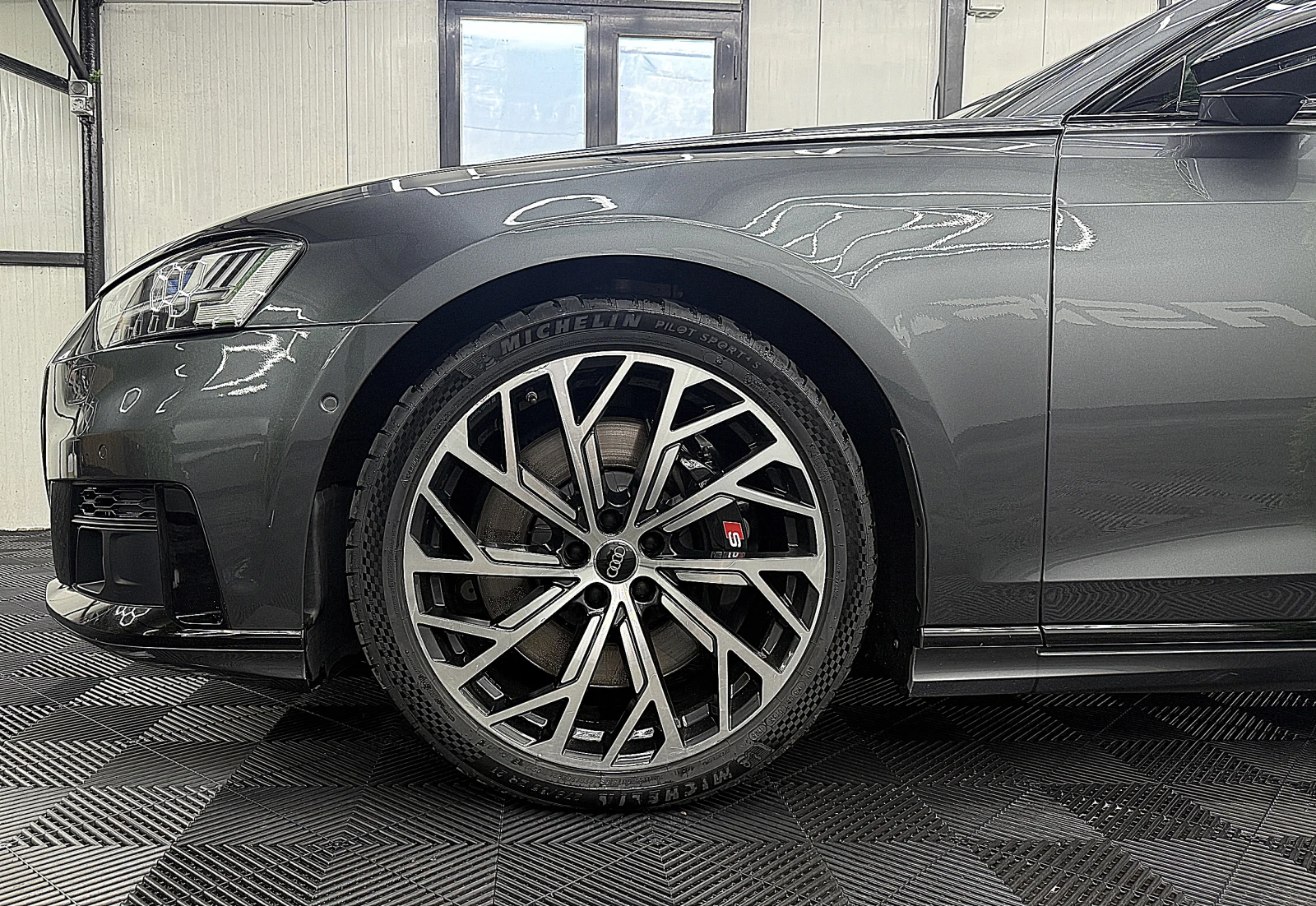 Audi S8 4.0TFSI/Carbon/B&O/Камера 360/HuD/Дистроник/Обдухв, снимка 9 - Автомобили и джипове - 54852596