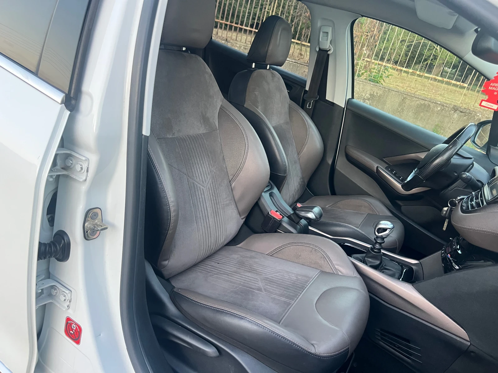 Peugeot 2008 PANORAMA NAVIGATION 1.6E-HDI - изображение 8
